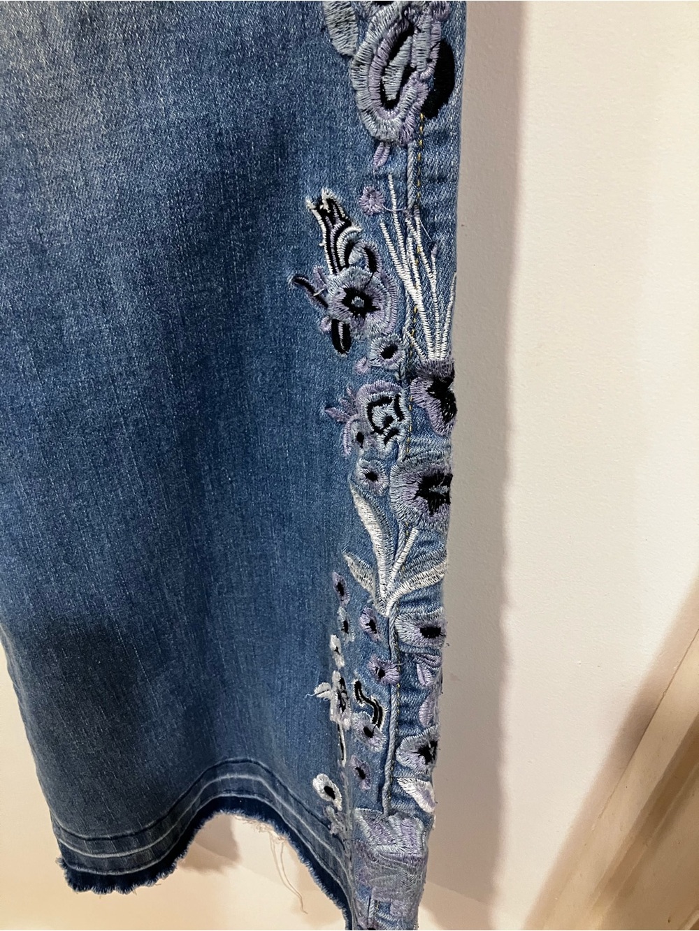 Upscale Boutique Floral Embroidered Flare Jeans Size 2 Boho Bell Bottom - Picture 6 of 8